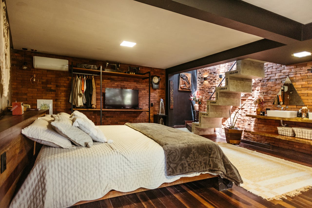 Services Stylish bedroom in Santa Teresa, Brasil with exposed brick and modern design.